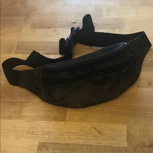 Dakine camo fanny pack